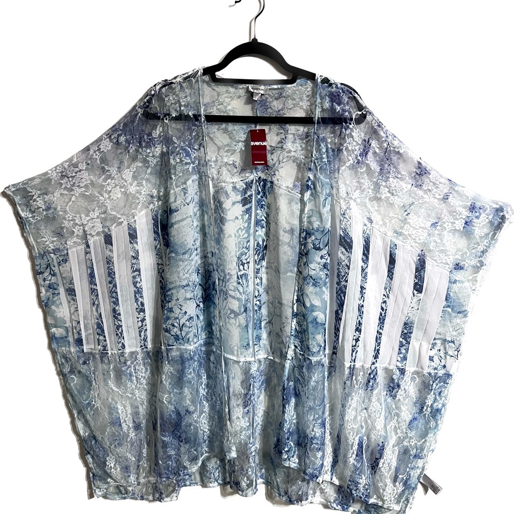 Avenue women’s floral/lace kimono cover up. Size 3X.